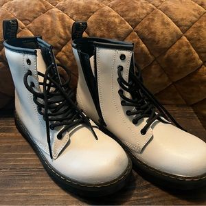 NWOT White Doc Martens Women’s 6 / Kids 4